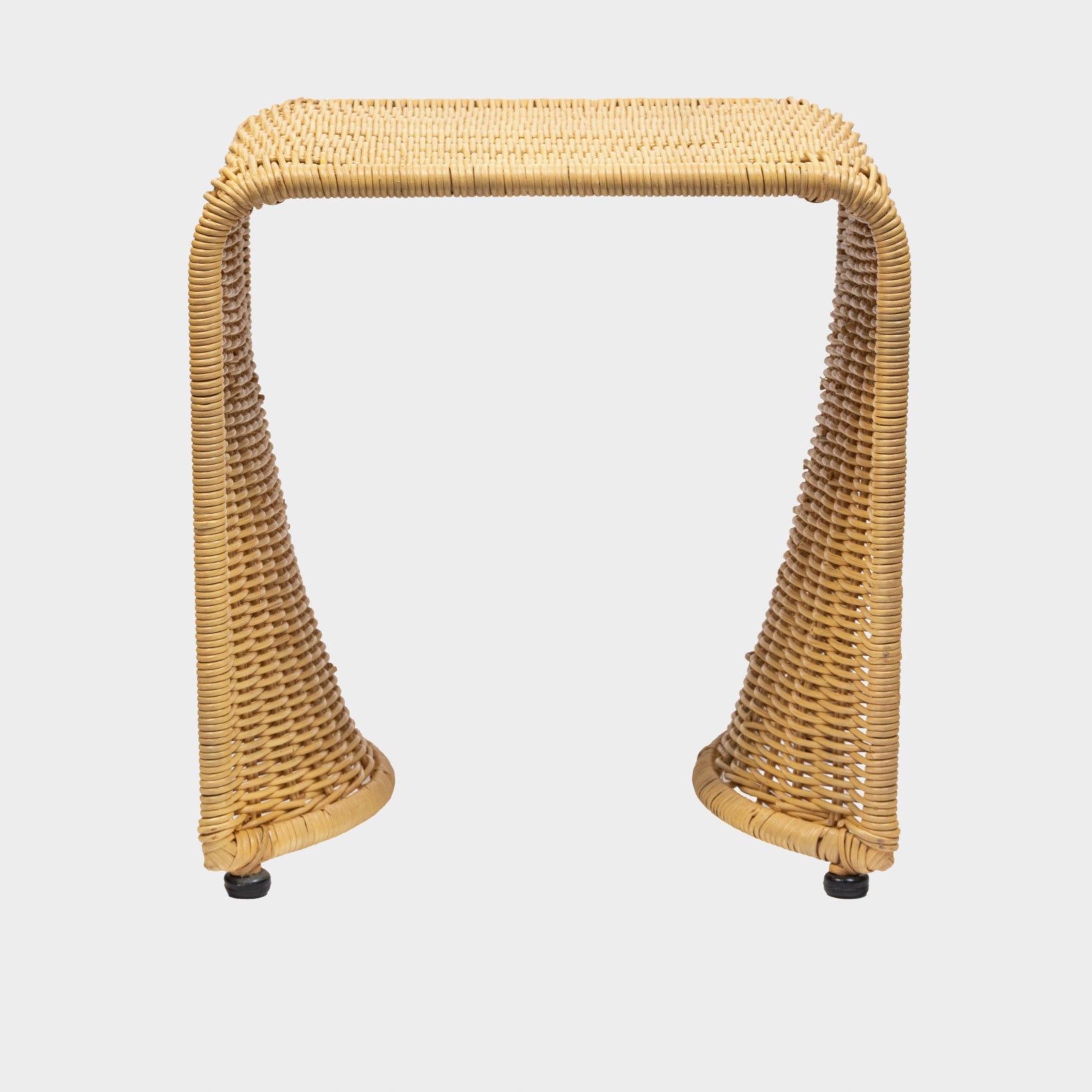 Natural omega form rattan yan sehpa, ön ürün görseli