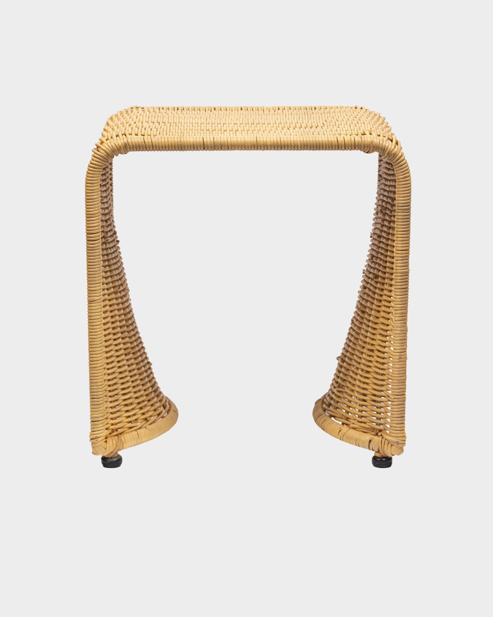 Natural omega form rattan yan sehpa, ön ürün görseli