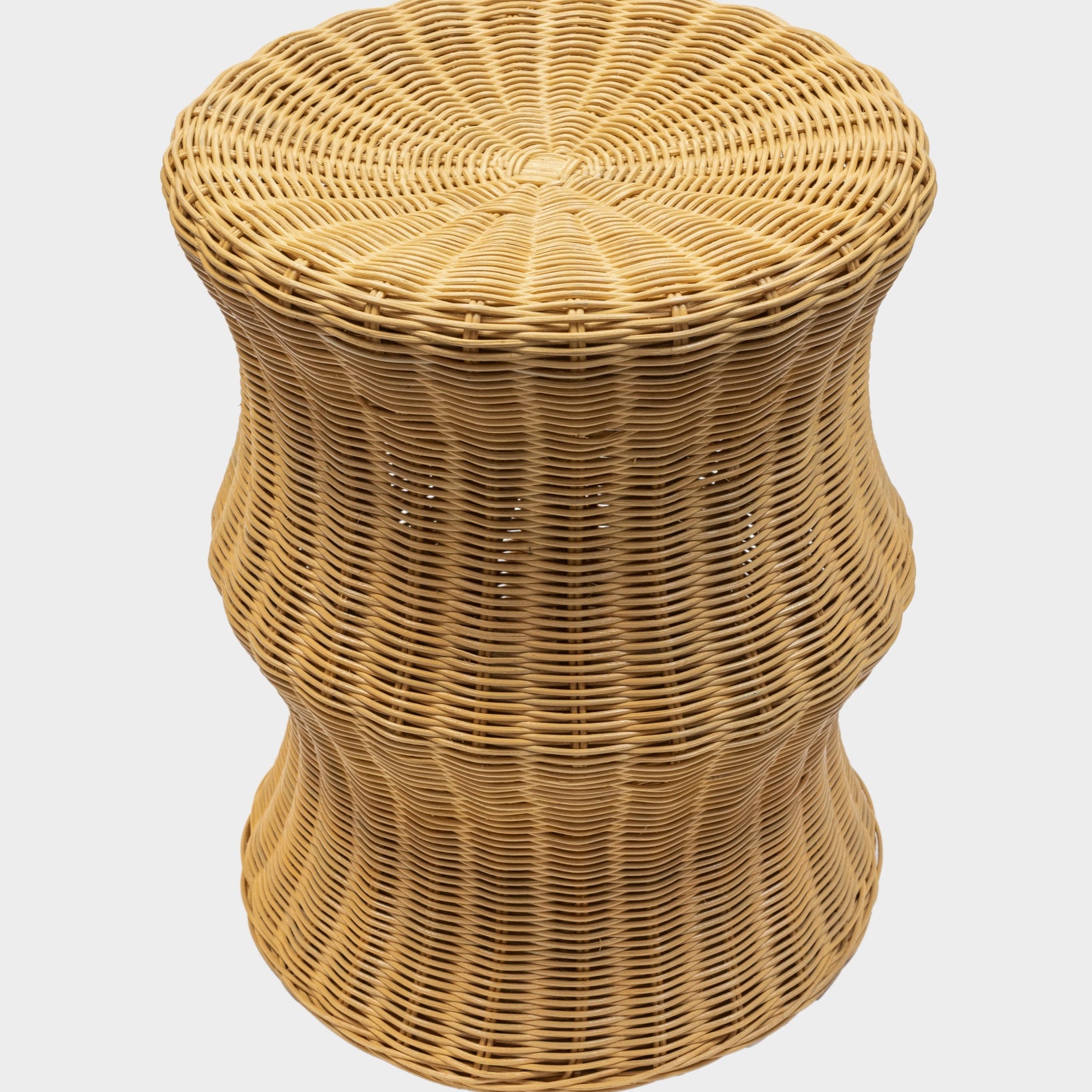 Natural rattan kıvrımlı tabure, üst yüzey örgü detay görseli