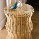 Rattan kıvrımlı yan sehpa, cam tabla ve seramik objelerle kullanım
