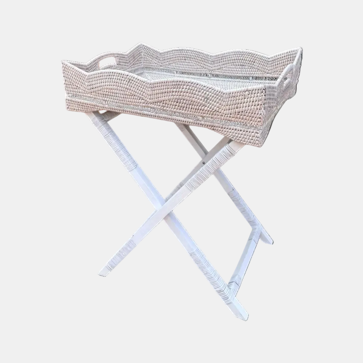Rustic white wash dalgalı kenar rattan butler tepsi sehpa, açılı ürün görseli