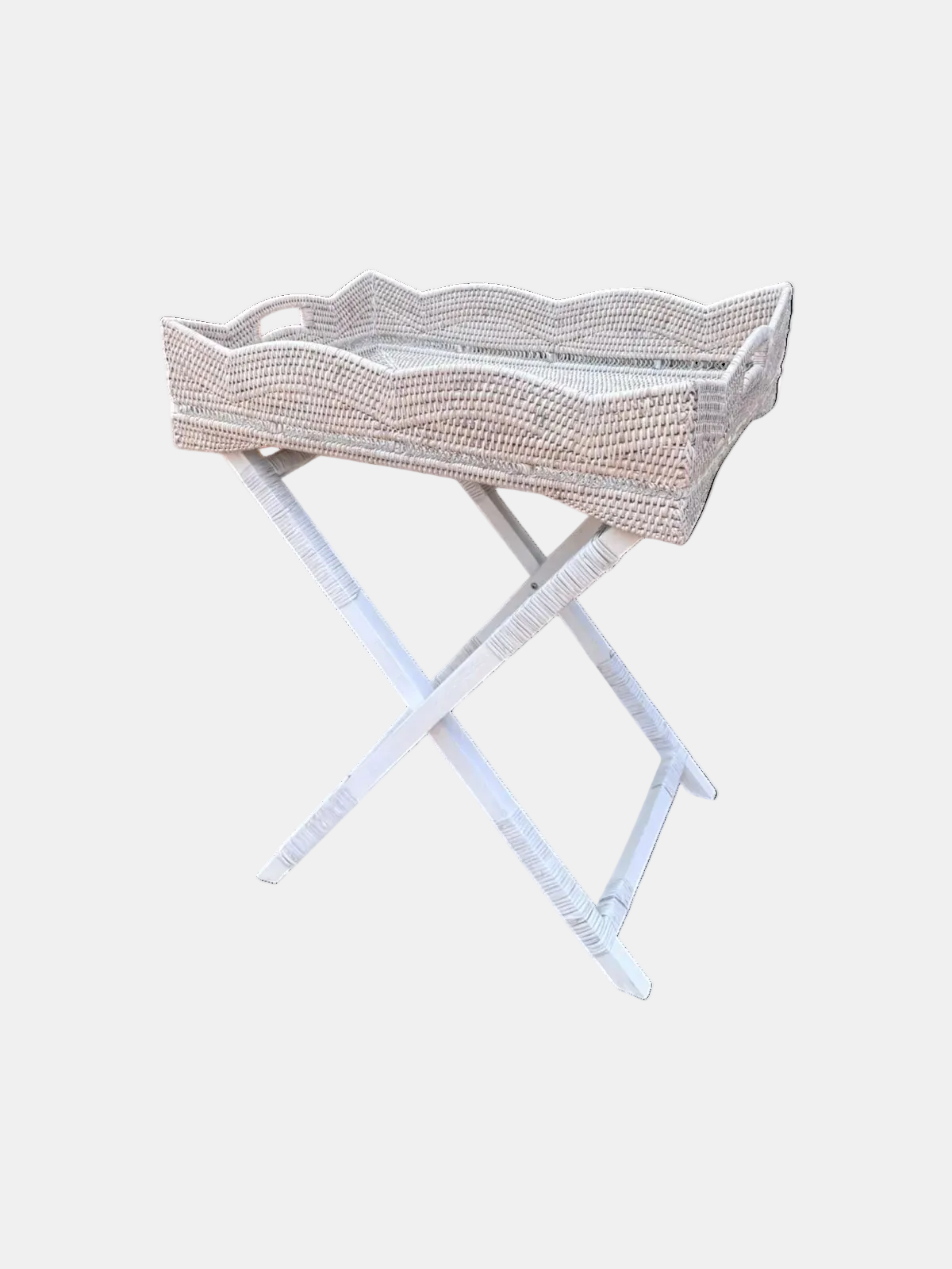 Rustic white wash dalgalı kenar rattan butler tepsi sehpa, açılı ürün görseli