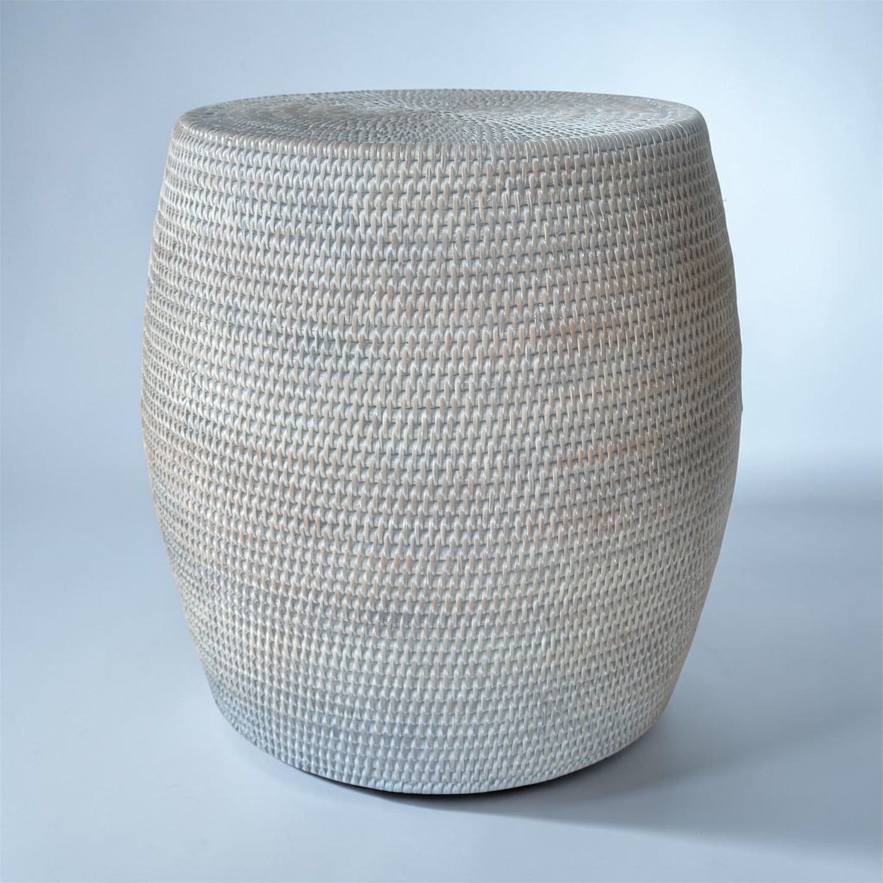 White wash doğal rattan davul formlu yan sehpa, ürün görseli