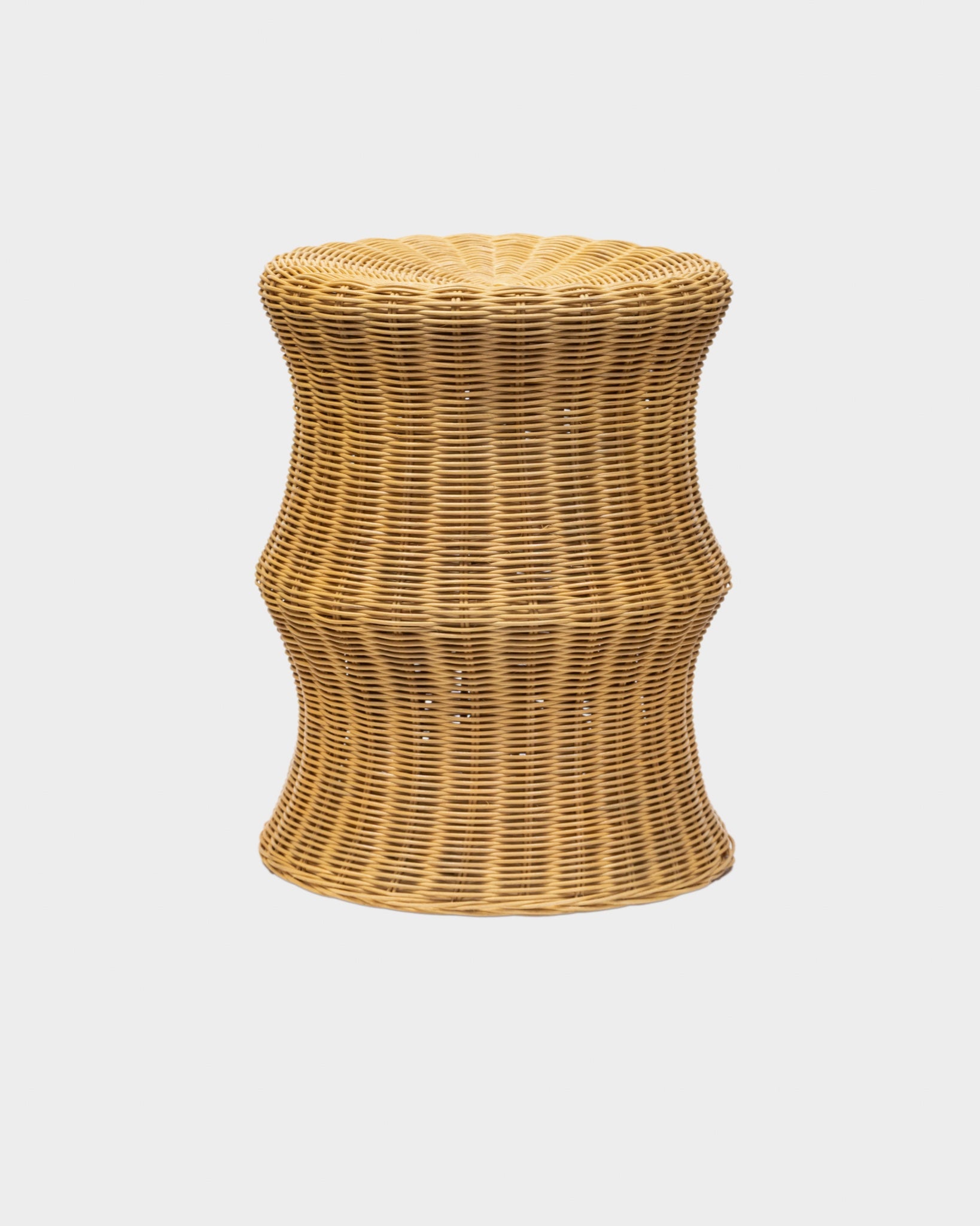Doğal rattan kıvrımlı yan sehpa ve tabure, natural renk