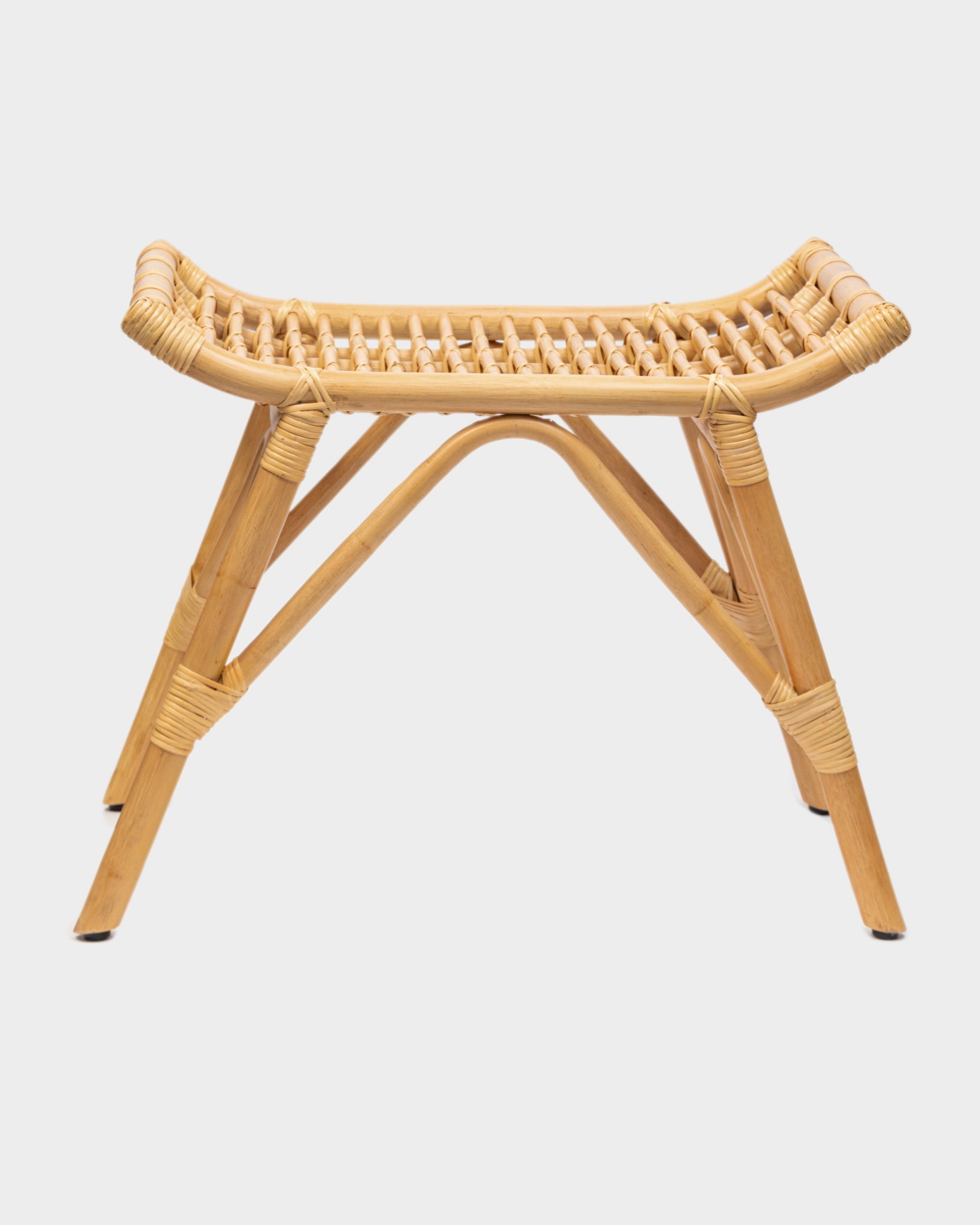 Natural kavisli rattan tabure – önden görünüm